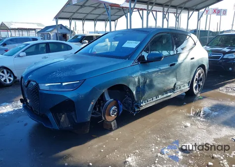 2024 BMW Ix xDrive50 z USA, uszkodzony, nr VIN WB523CF06RCP02999